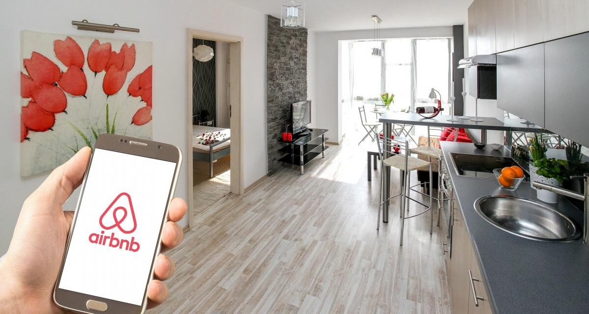 Airbnb debuta en Wall Street en medio de la crisis económica