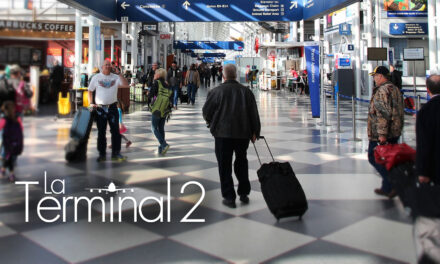 La Terminal 2: un hombre emula película de Tom Hanks