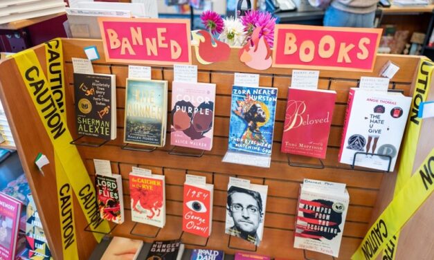 Clubes de lectura de libros censurados desafían prohibiciones en EE. UU.