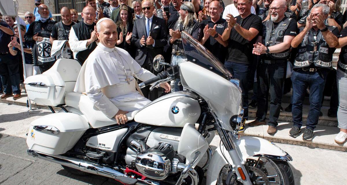 El show del Vaticano con la moto papal