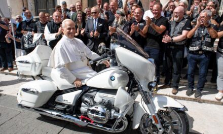 El show del Vaticano con la moto papal