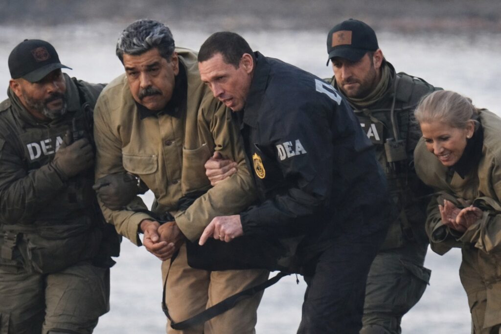 El bombardeo de Venezuela, la captura de Maduro y el anuncio de "controlar el país" ha sido otra de las estrategias de Trump para desviar la atención de los archivos del caso Epstein que lo implicaban.