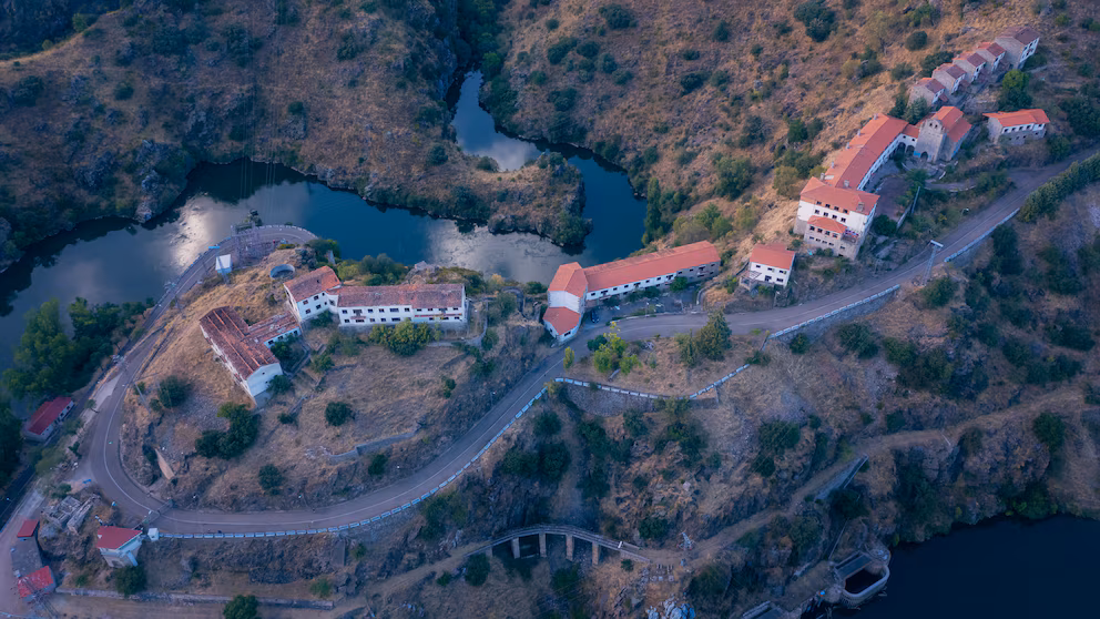 Salto de Castro, el pueblo abandonado que renace como negocio turístico