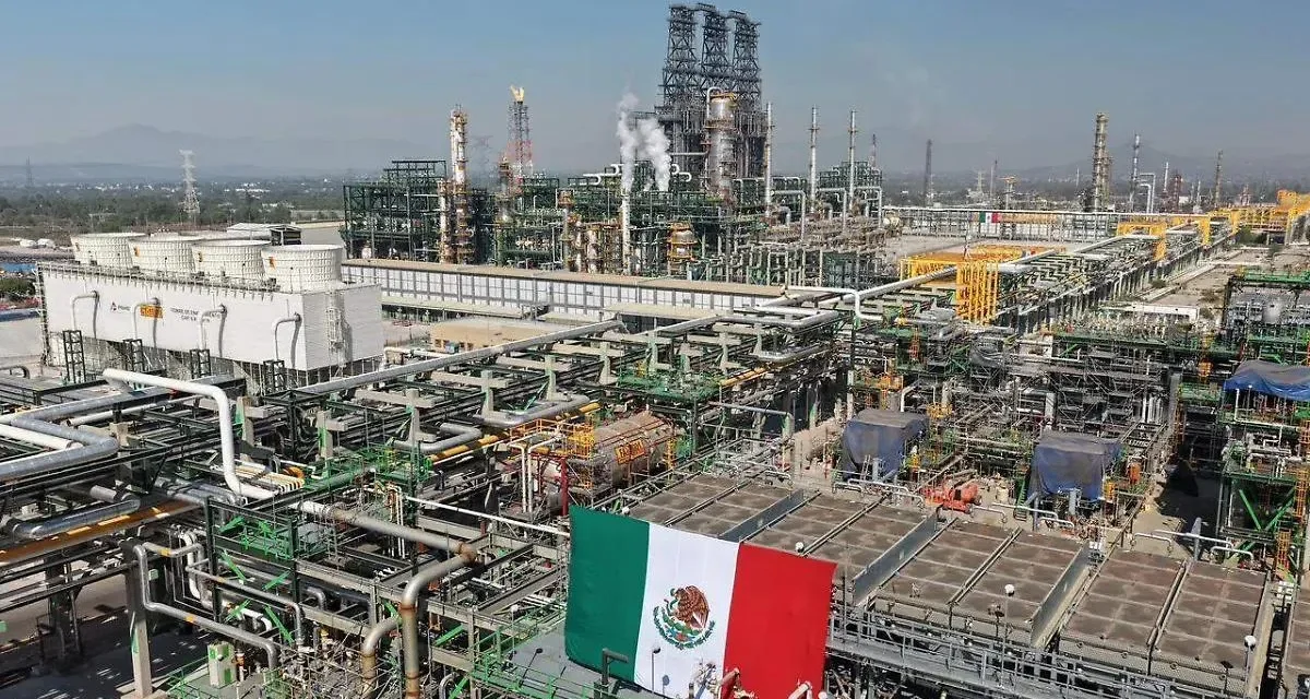 Pemex busca convertir caña de azúcar en combustible para aviones